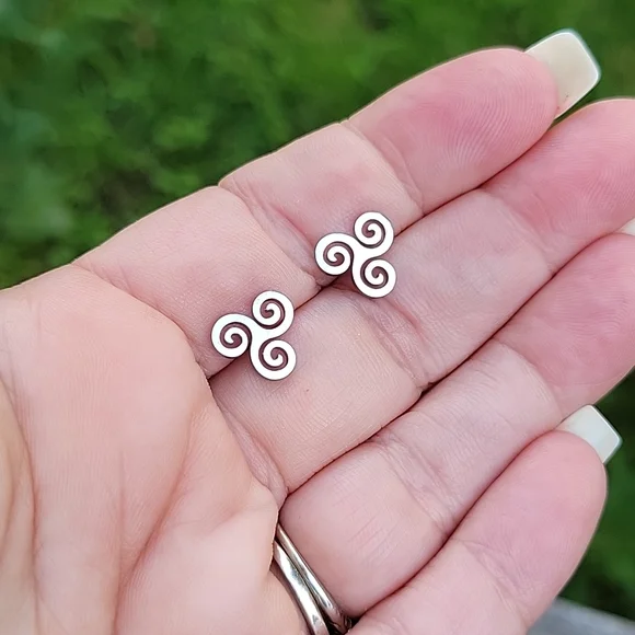Curlique Stud Earrings, unisex - Picture 1 of 6